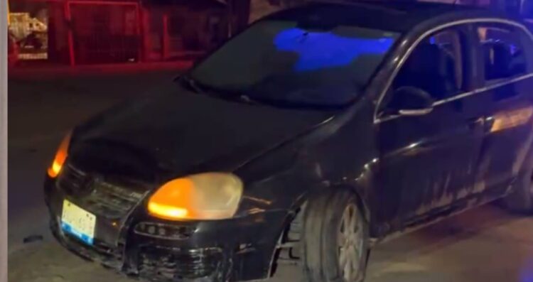 Conductor de un Jetta termina sobre el camellón central en Matamoros, Tamaulipas