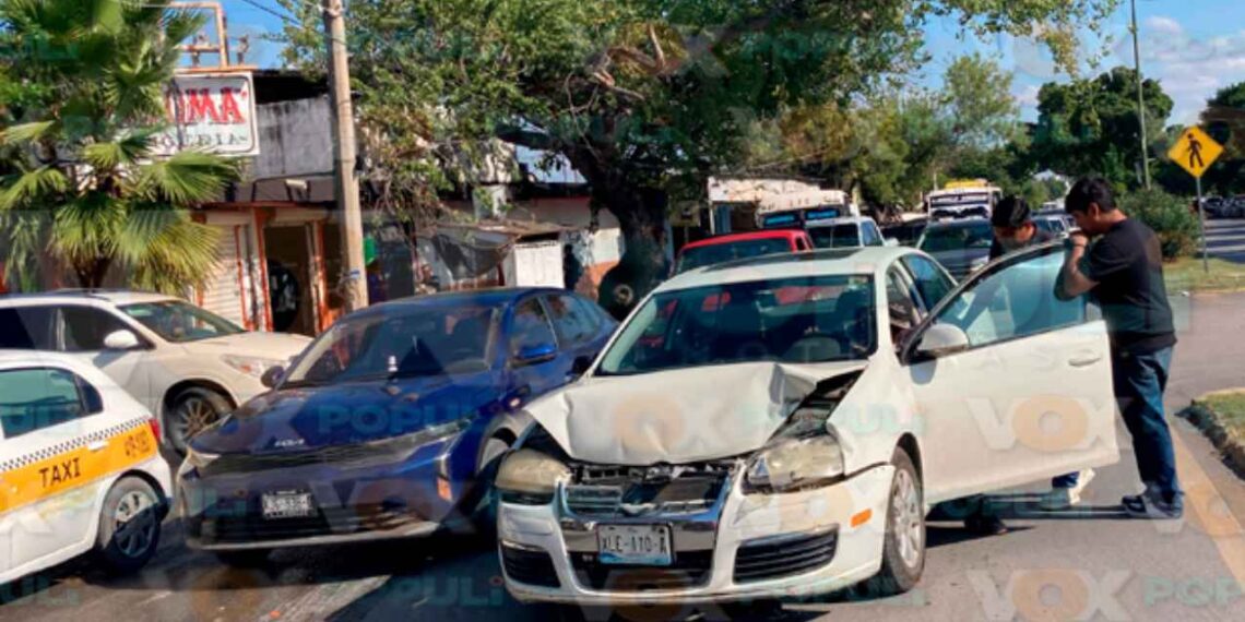 Conductor impactó microbús en Victoria