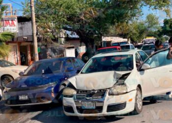 Conductor impactó microbús en Victoria