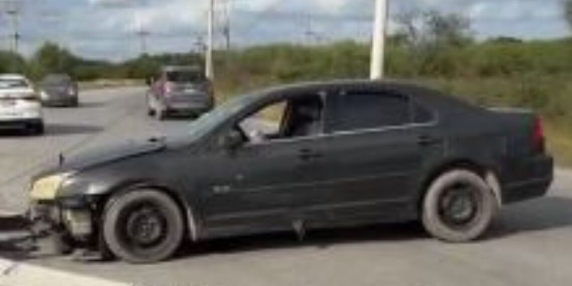 Conductor pierde el control y destruye su auto contra poste en Matamoros, Tamaulipas 