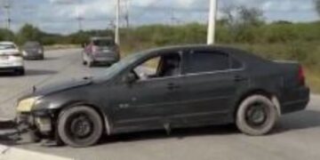 Conductor pierde el control y destruye su auto contra poste en Matamoros, Tamaulipas 