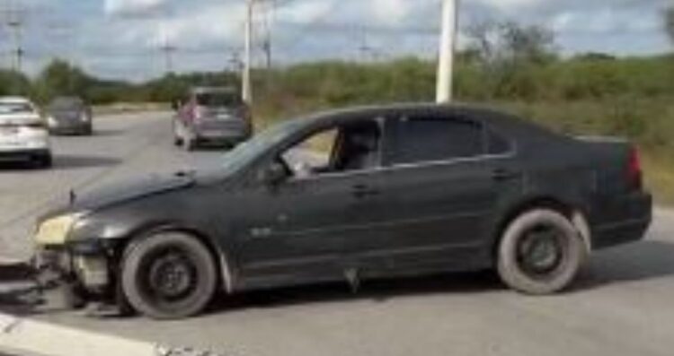 Conductor pierde el control y destruye su auto contra poste en Matamoros, Tamaulipas