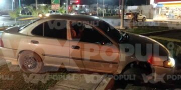Conductor pierde el control y se impacta contra muro de concreto en la Plaza Gaviotas de Altamira, Tamaulipas