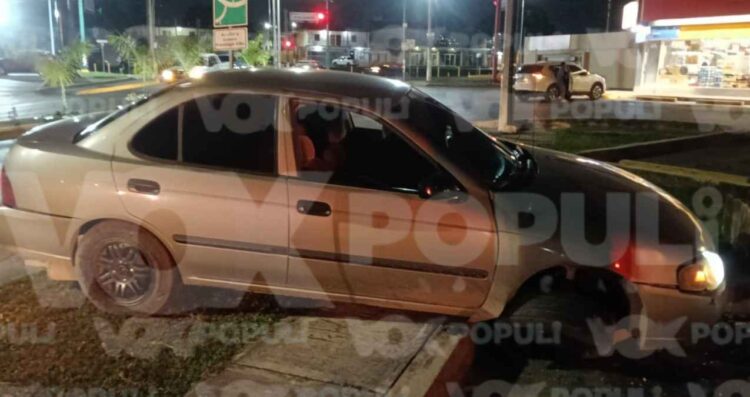 Conductor pierde el control y se impacta contra muro de concreto en la Plaza Gaviotas de Altamira, Tamaulipas