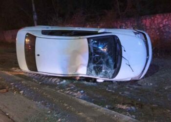 Conductor resulta ileso tras volcar sobre la avenida Concordia en Apodaca, NL