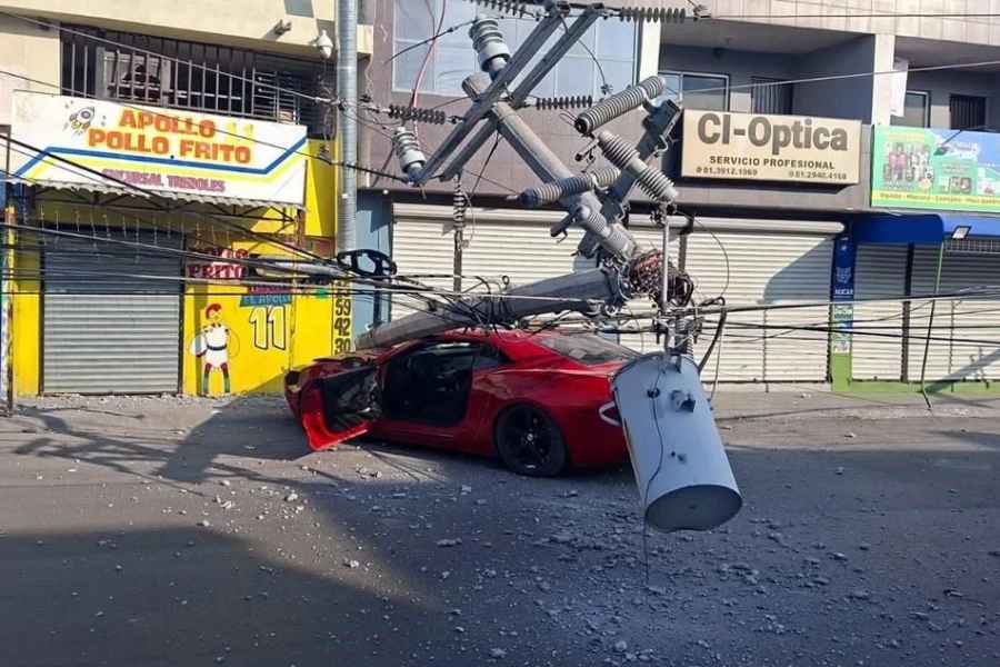 Conductor resulta lesionado tras perder el control y derribar un transformador en Apodaca, Nuevo León