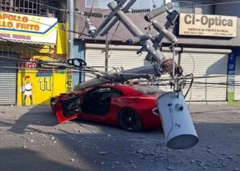 Conductor resulta lesionado tras perder el control y derribar un transformador en Apodaca, Nuevo León