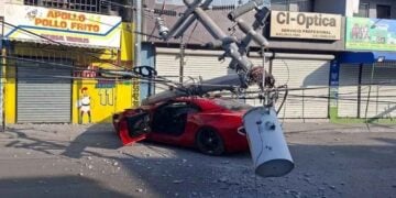 Conductor resulta lesionado tras perder el control y derribar un transformador en Apodaca, Nuevo León