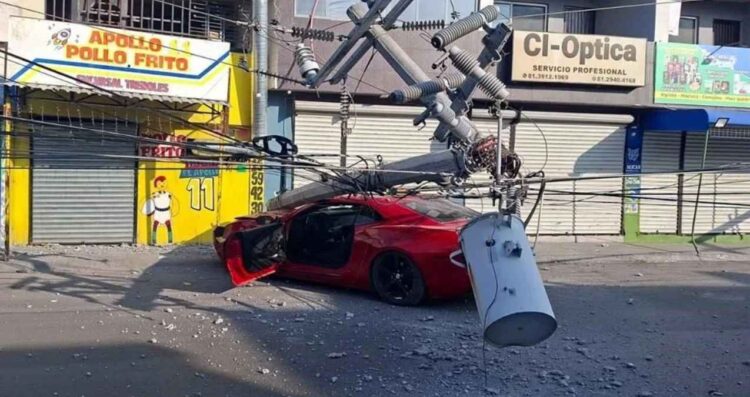Conductor resulta lesionado tras perder el control y derribar un transformador en Apodaca, Nuevo León