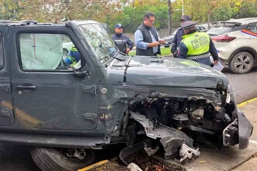 Conductor sufre crisis convulsiva y estrella su Jeep contra árbol en San Pedro, NL