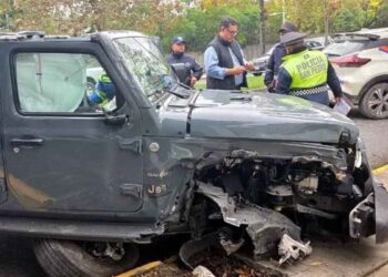 Conductor sufre crisis convulsiva y se estrella su Jeep contra árbol en San Pedro, NL