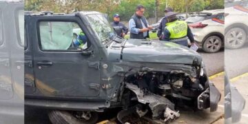 Conductor sufre crisis convulsiva y se estrella su Jeep contra árbol en San Pedro, NL