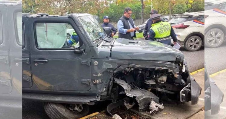 Conductor sufre crisis convulsiva y se estrella su Jeep contra árbol en San Pedro, NL