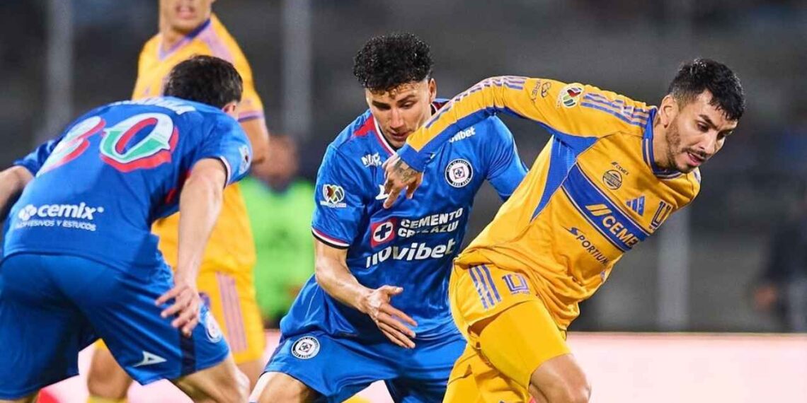 Cruz Azul empata a un gol ante Tigres en la ida de las semifinales