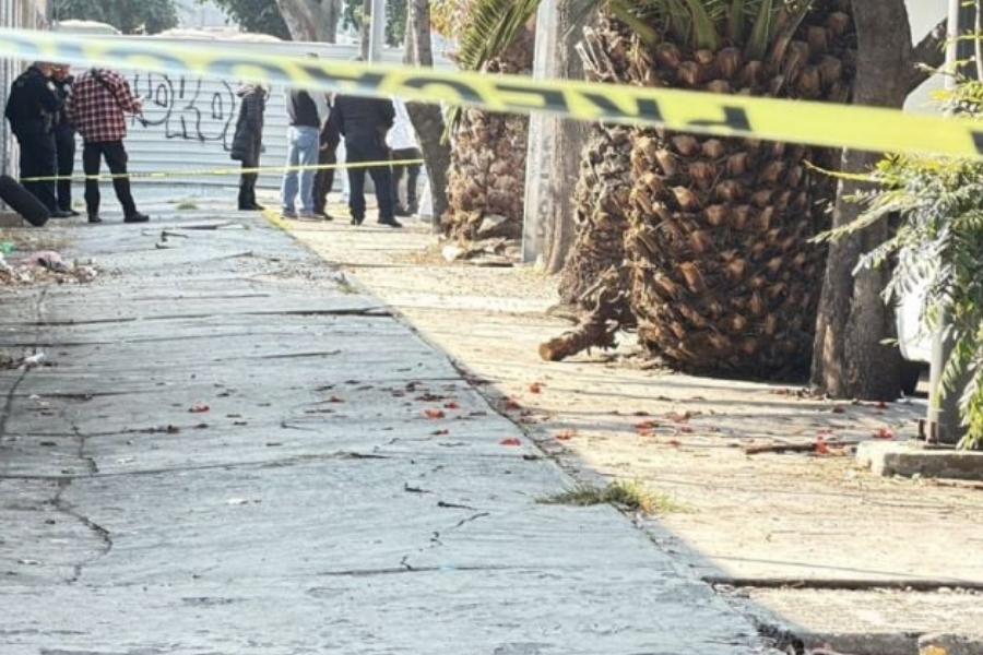 Cuerpo sin vida envuelto en bolsa es dejado en estacionamiento de colegio en Venustiano Carranza, CDMX
