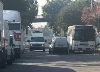 Cuerpo sin vida envuelto en bolsa es dejado en estacionamiento de colegio en Venustiano Carranza, CDMX