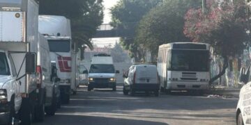 Cuerpo sin vida envuelto en bolsa es dejado en estacionamiento de colegio en Venustiano Carranza, CDMX