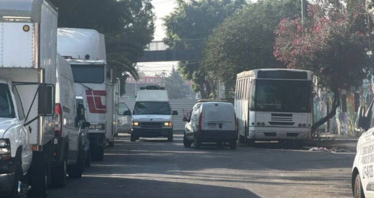 Cuerpo sin vida envuelto en bolsa es dejado en estacionamiento de colegio en Venustiano Carranza, CDMX