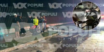 Destroza su camioneta de modelo reciente al estrellarse contra un poste en Tampico, Tamaulipas