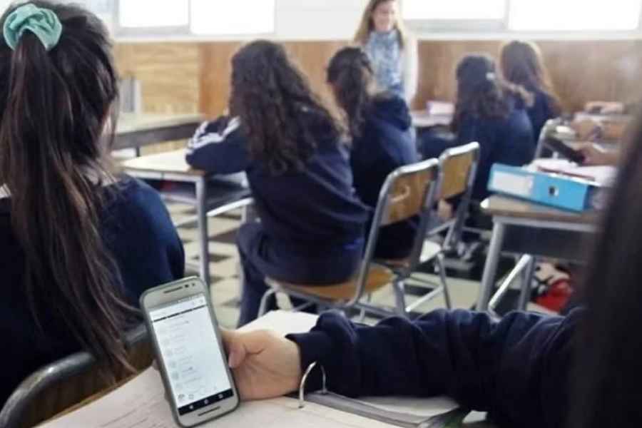 Diputado federal del PVEM propone vetar celulares en horario escolar en planteles de educación básica