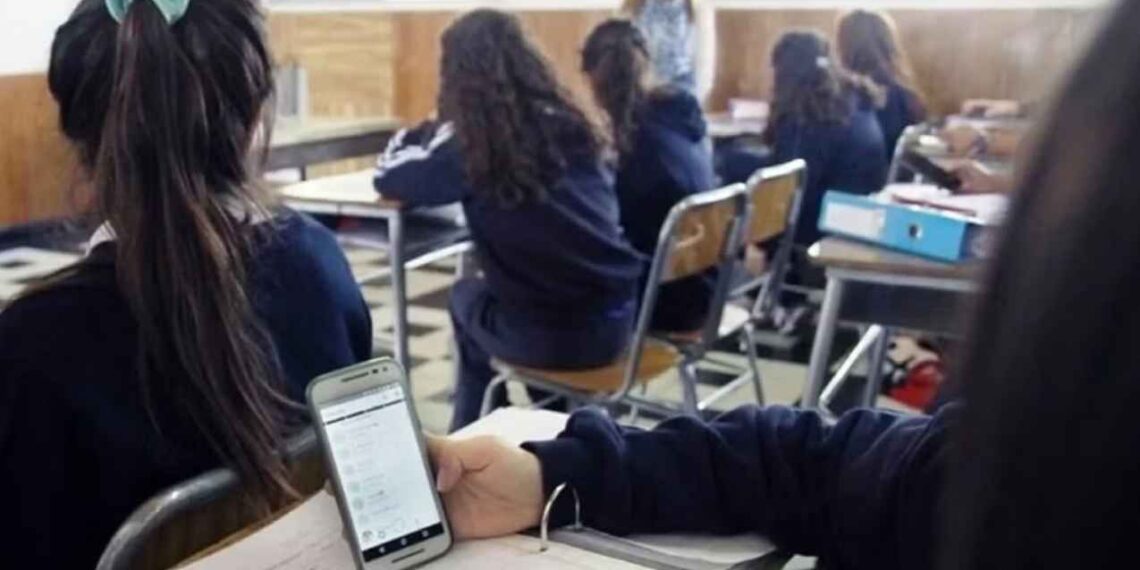 Diputado federal del PVEM propone vetar celulares en horario escolar en planteles de educación básica