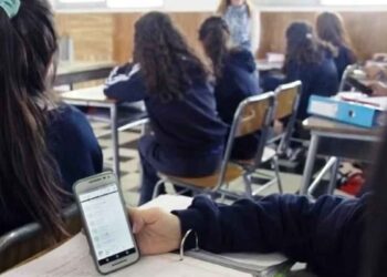 Diputado federal del PVEM propone vetar celulares en horario escolar en planteles de educación básica