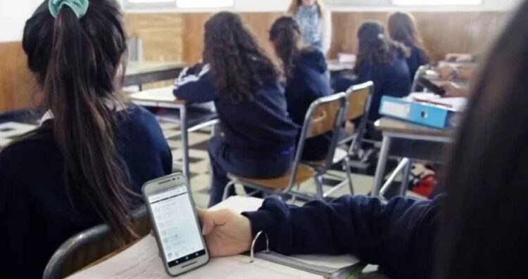 Diputado federal del PVEM propone vetar celulares en horario escolar en planteles de educación básica