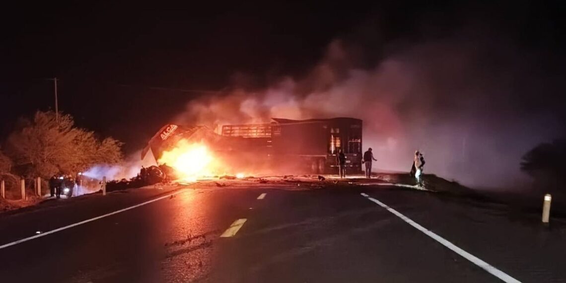 Dos choferes de tráilers mueren calcinados en accidente en González, Tamaulipas