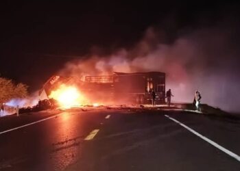 Dos choferes de tráilers mueren calcinados en accidente en González, Tamaulipas