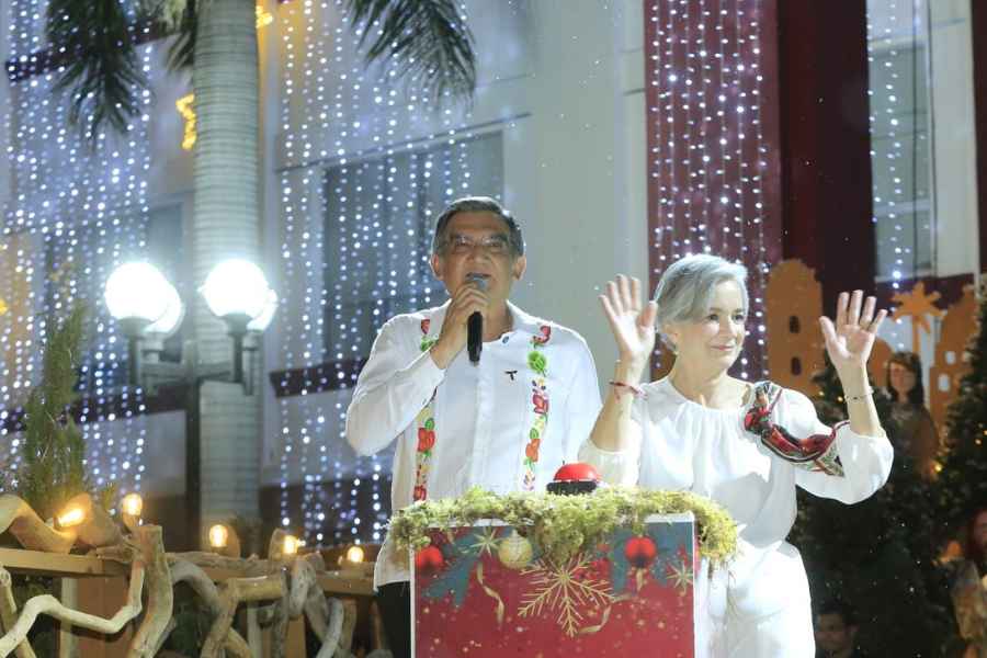 Encabezan Américo y María desfile navideño y el tradicional encendido del pino (1)