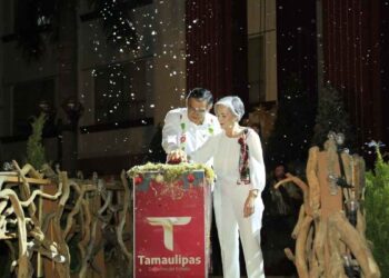 Encabezan Américo y María desfile navideño y el tradicional encendido del pino