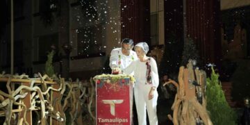 Encabezan Américo y María desfile navideño y el tradicional encendido del pino