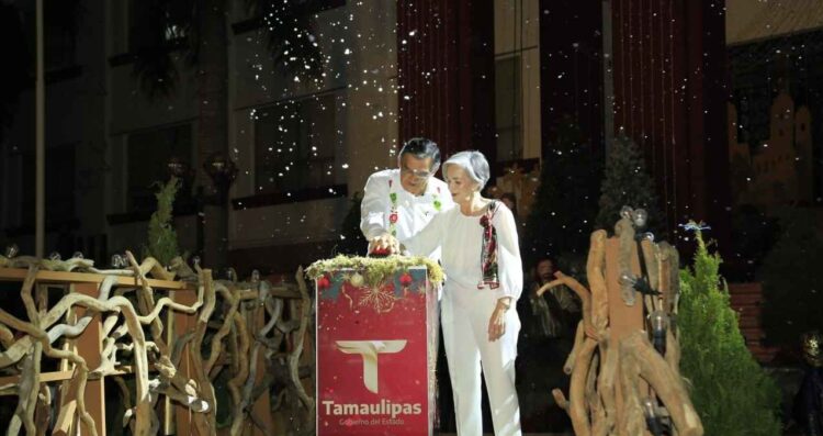 Encabezan Américo y María desfile navideño y el tradicional encendido del pino