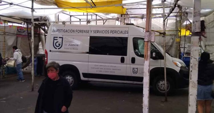Encuentran a persona sin vida entre puestos comerciales en Tepito, CDMX