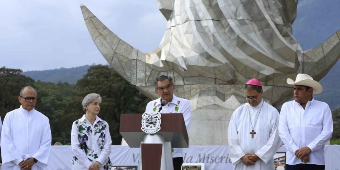 Entregan Américo y María escultura monumental de la Virgen de la Misericordia en El Chorrito