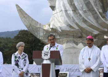 Entregan Américo y María escultura monumental de la Virgen de la Misericordia en El Chorrito