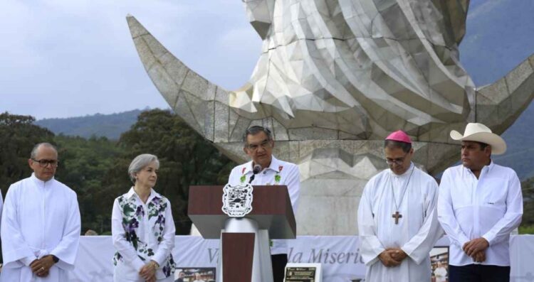 Entregan Américo y María escultura monumental de la Virgen de la Misericordia en El Chorrito