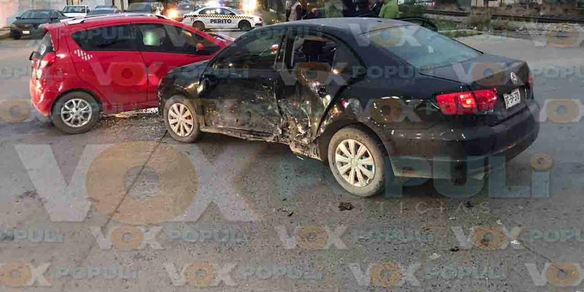 Estudiantes protagonizan choque al intentar ganarle al semáforo en Ciudad Victoria, Tamaulipas