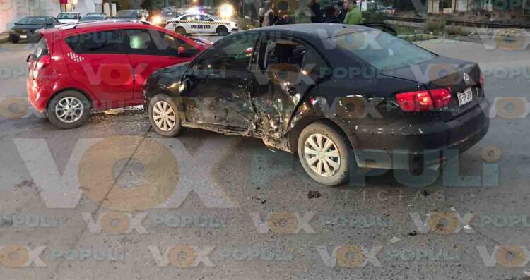 Estudiantes protagonizan choque al intentar ganarle al semáforo en Ciudad Victoria, Tamaulipas