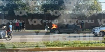 Falla eléctrica en automóvil provoca incendio en Ciudad Madero, Tamaulipas