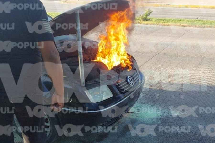 Falla eléctrica en automóvil provoca incendio en Ciudad Madero, Tamaulipas