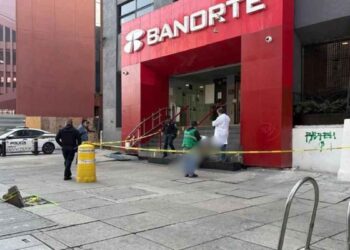 hombre Centro Histórico sucursal bancaria