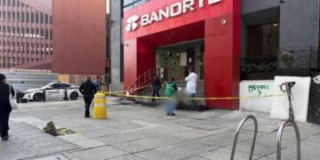 hombre Centro Histórico sucursal bancaria