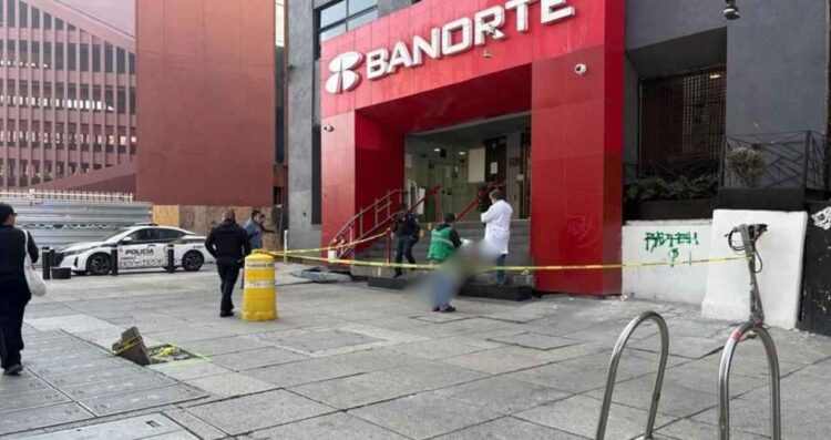 hombre Centro Histórico sucursal bancaria