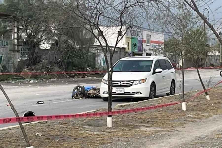 Fallece motociclista tras perder el control y estrellarse contra camión en Escobedo, NL
