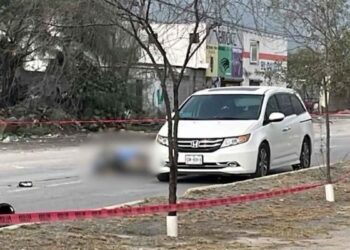 Fallece motociclista tras perder el control y estrellarse contra camión en Escobedo, NL