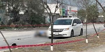Fallece motociclista tras perder el control y estrellarse contra camión en Escobedo, NL