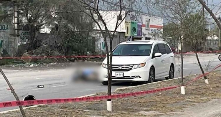 Fallece motociclista tras perder el control y estrellarse contra camión en Escobedo, NL