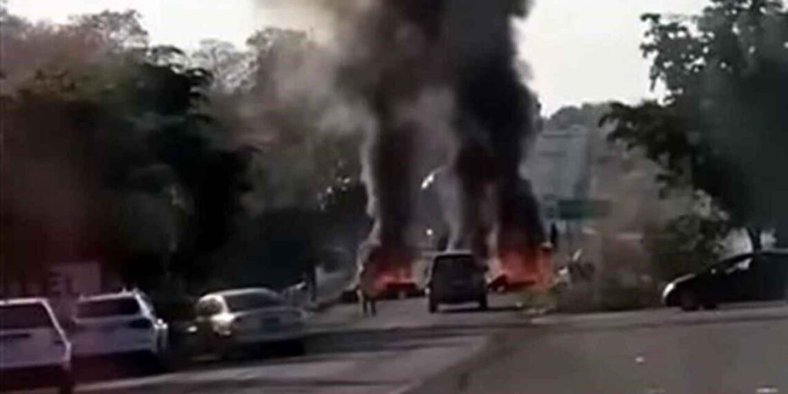 Familiares de personas desaparecidas cierran tramo carretero en Michoacán