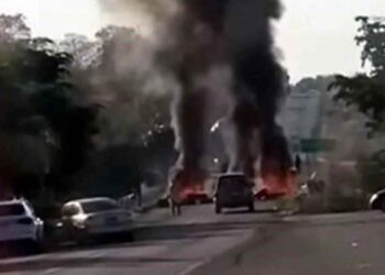 Familiares de personas desaparecidas cierran tramo carretero en Michoacán
